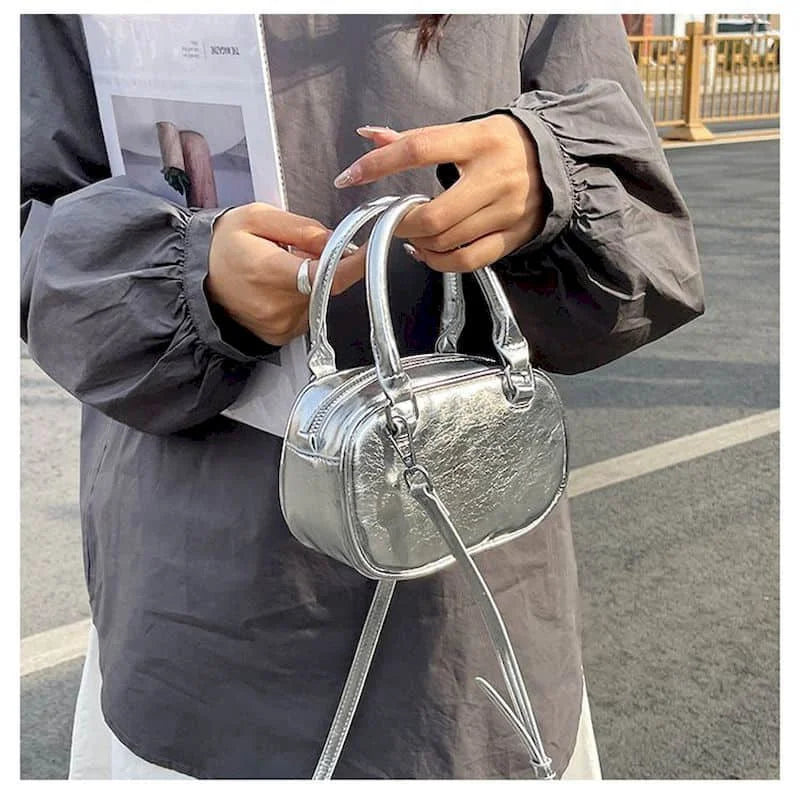 Petit sac argenté métallisé avec sa double anse et sa bandoulière