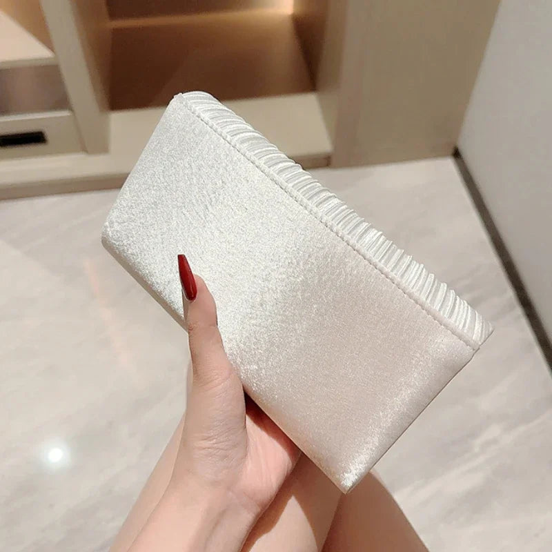 Pochette femme argentée vue de dos