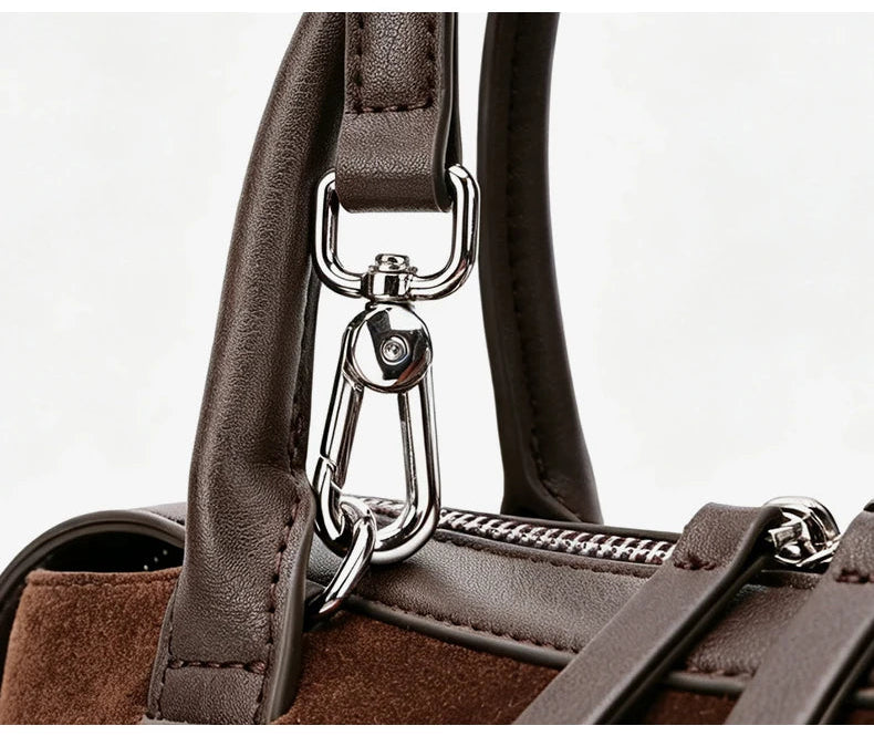Mousqueton argenté de la bandoulière amovible du sac en daim