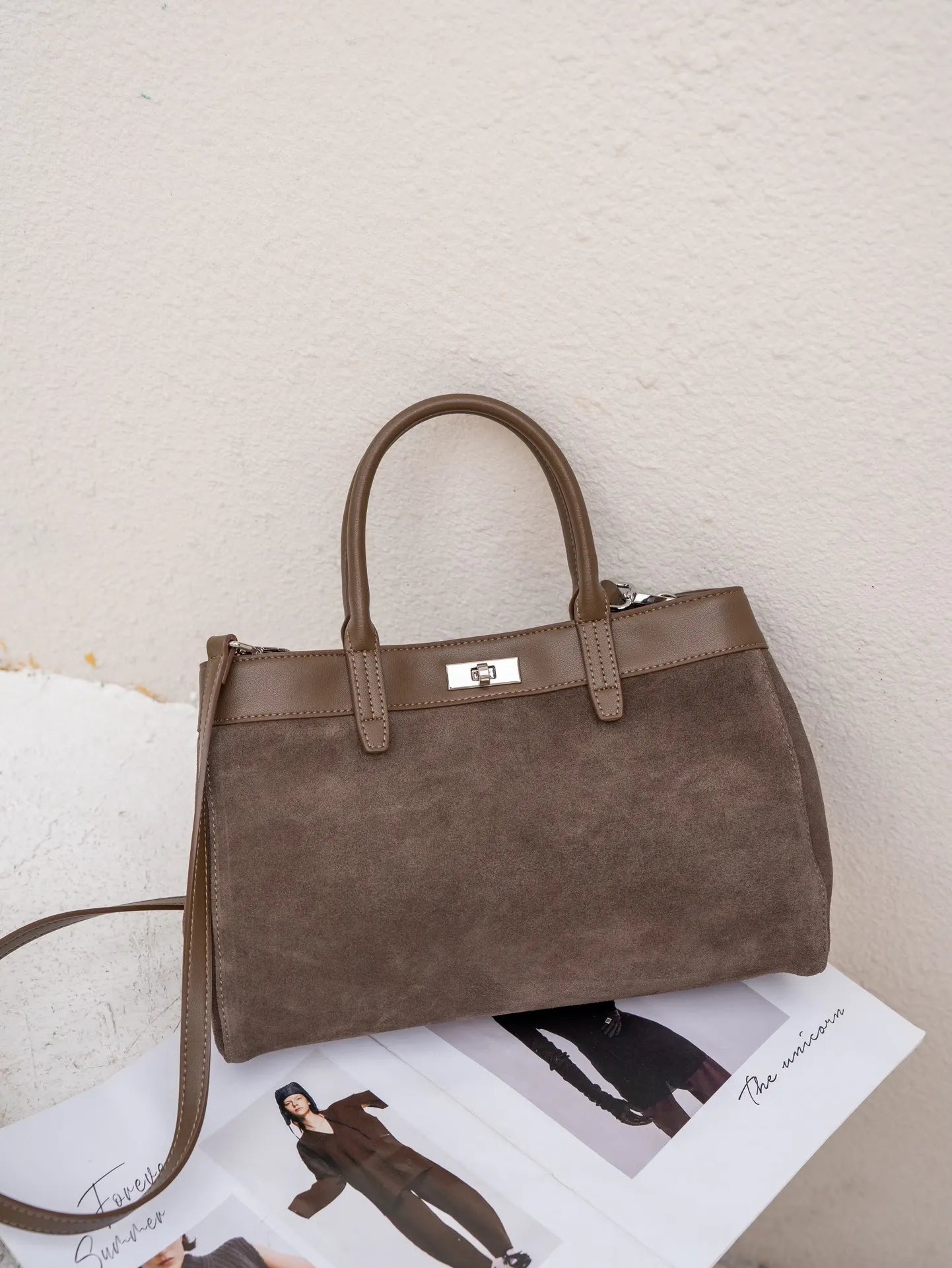 sac a main en daim gris