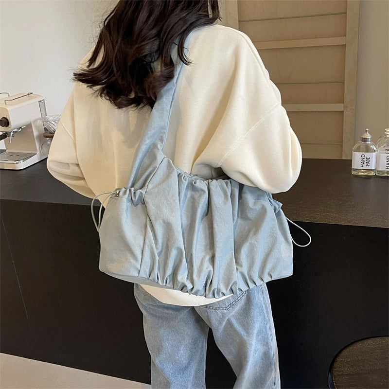 sac en nylon porté épaule