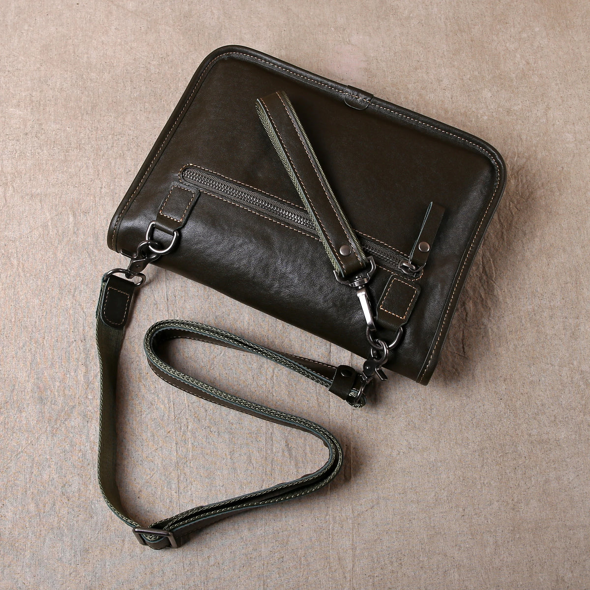 dos de la pochette homme cuir bandouliere