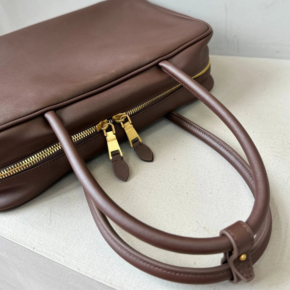 details du sac porte epaule cuir elegant