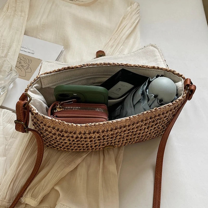 interieur du sac en paille rectangulaire beige