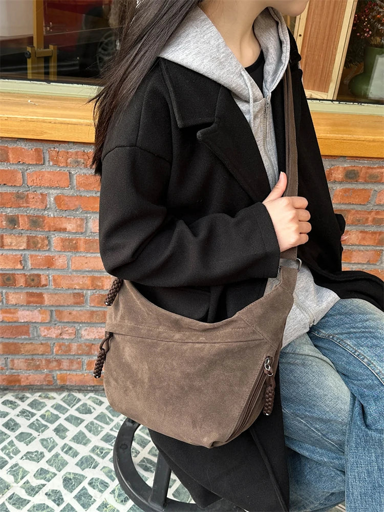 grand sac style besace demi lune en daim couleur cafe