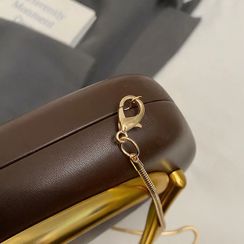 details de la pochette de soirée