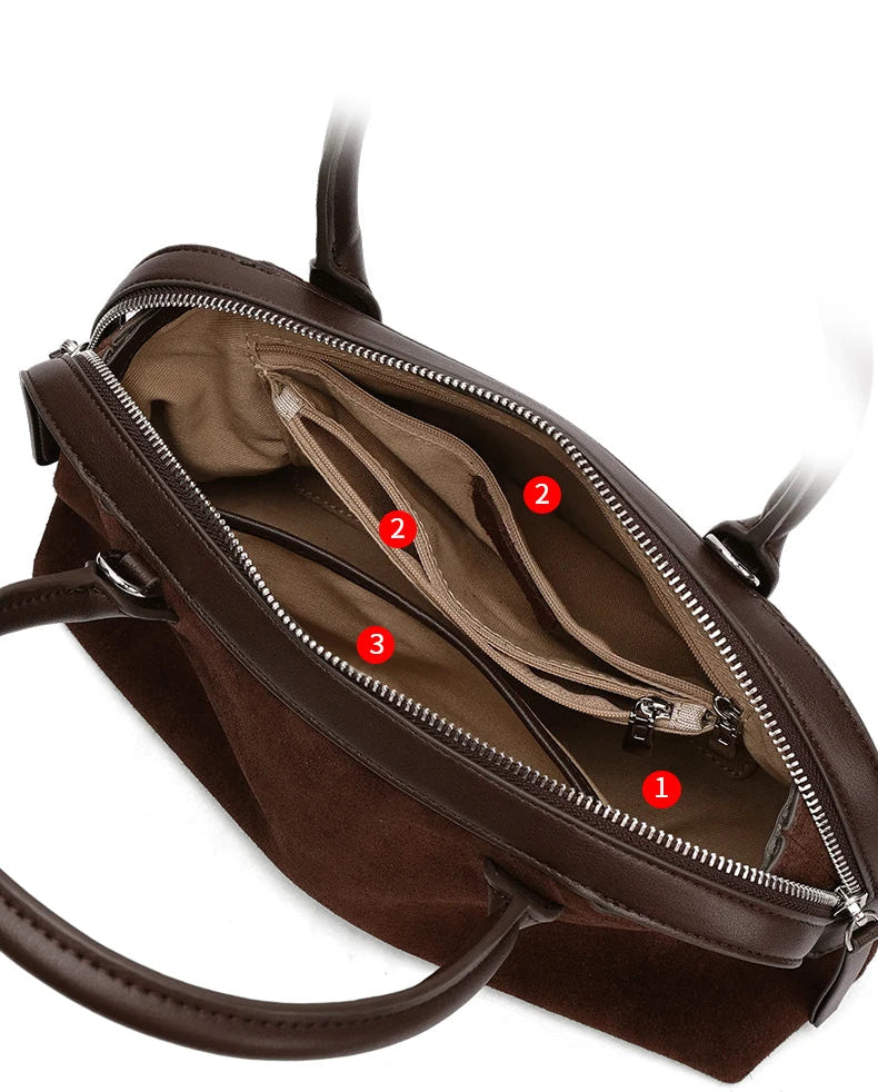 Intérieur du sac bowling en daim avec poche zippée et poche plaquée