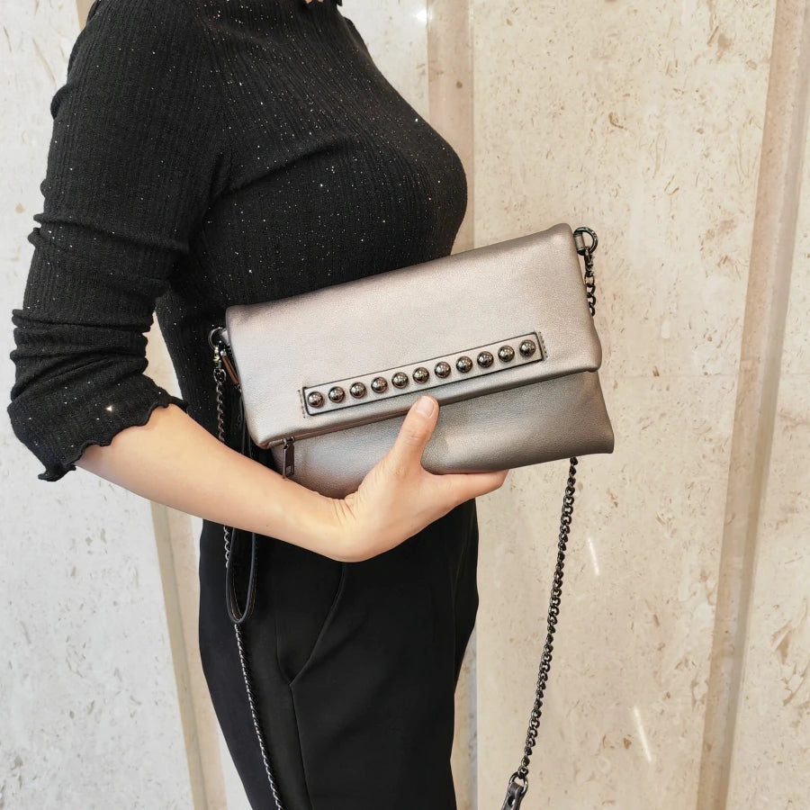 Pochette pour femme gris argenté tenue  sous la main