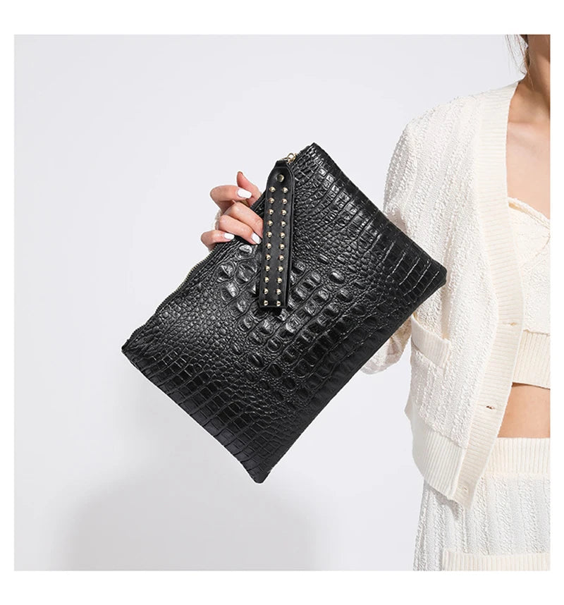 sac a main pochette noir en cuir synthetique finition croco