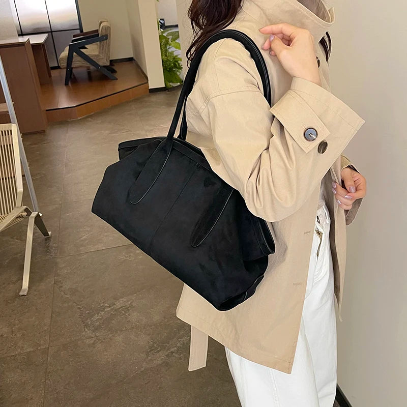 Sac suédine noir épaule femme avec un trench
