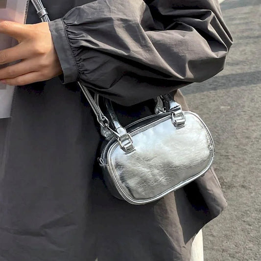 Petit sac argenté métallisé porté croisé, vue de près