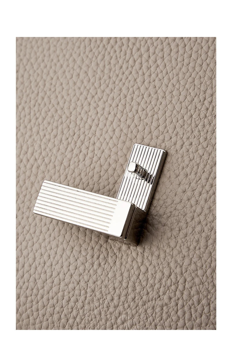 detais du mini sac de luxe en cuir