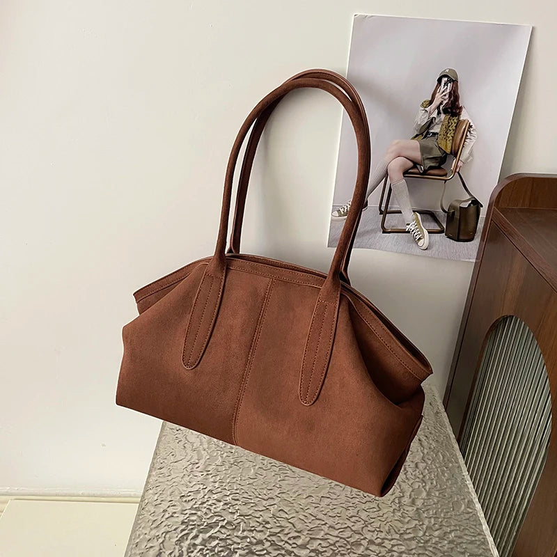 Sac suédine marron avec ses longues anses rigides