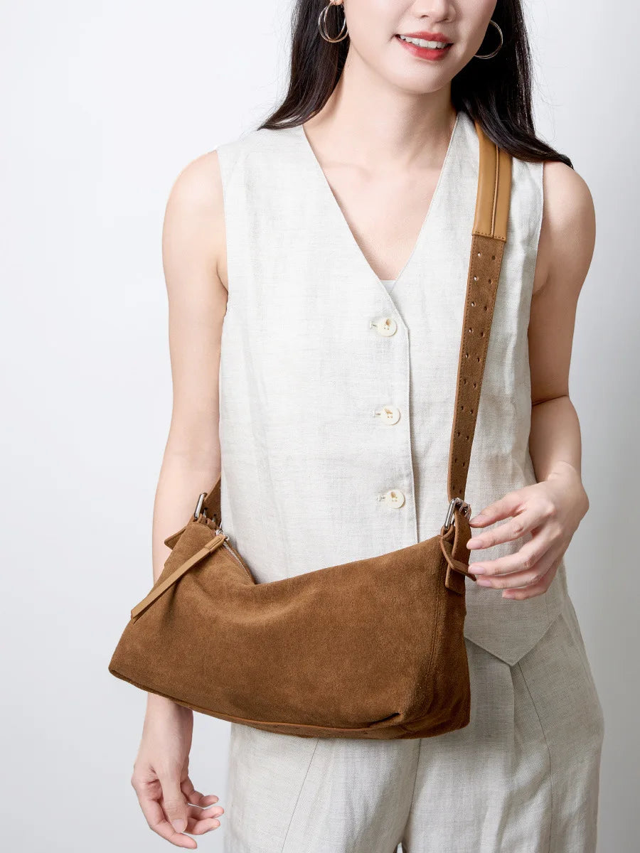 Femme portant le sac femme en daim caramel en bandoulière