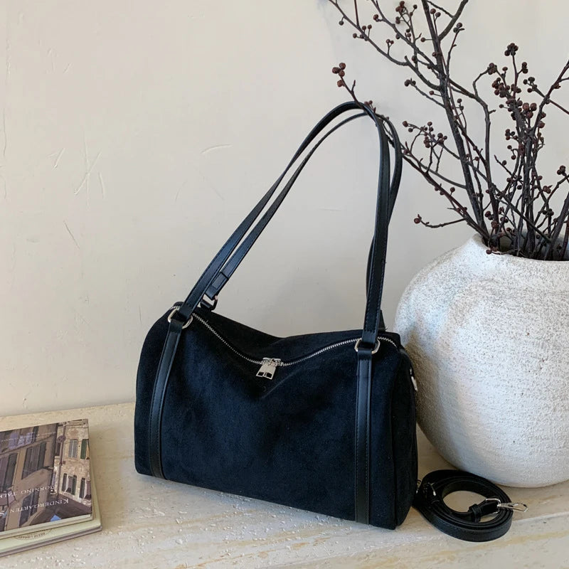 Sac polochon noir effet daim avec sa bandoulière amovible