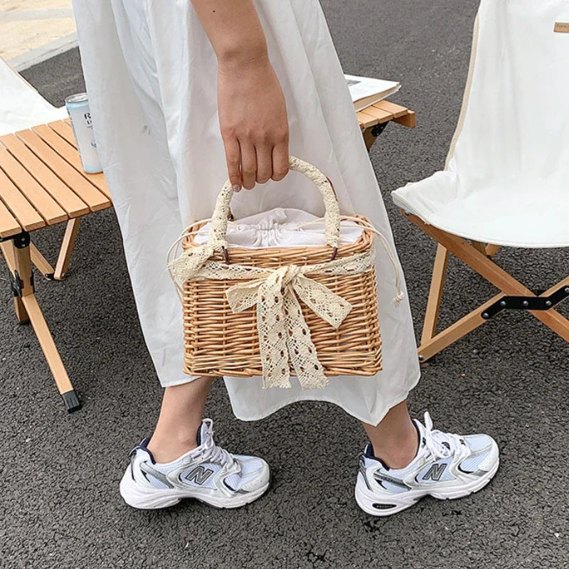 mini sac en paille avec de la dentelle