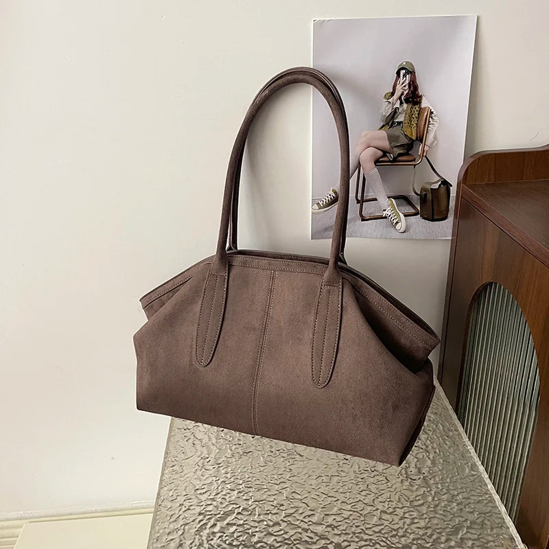 Sac suédine marron chocolat porté épaule, vue de face