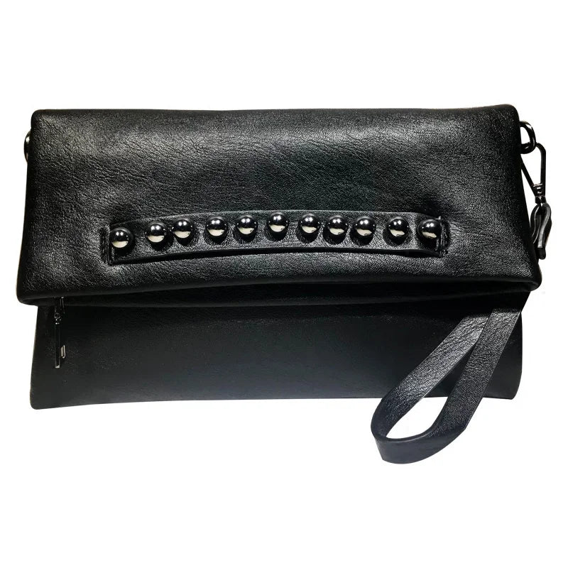Pochette pliable noire à rivets avec sa dragonne