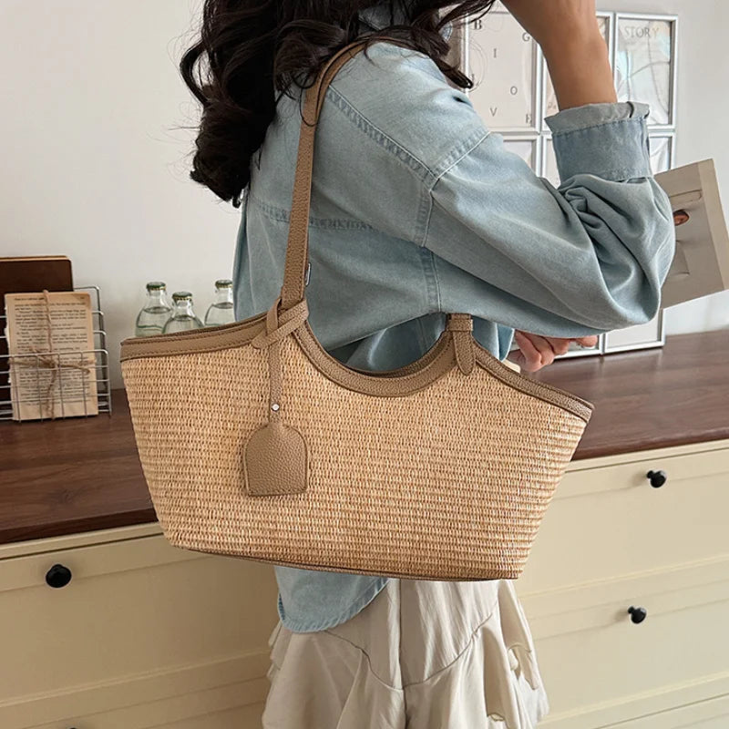 sac a main paille et cuir porté epaule