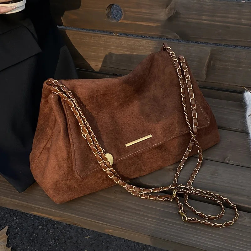 Sac bandoulière cognac façon daim, vue de trois quarts avec chaîne entrelacée