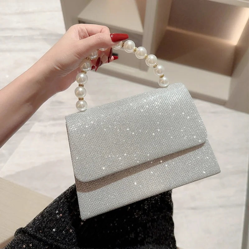 Petit sac pailleté argenté avec anse en perles