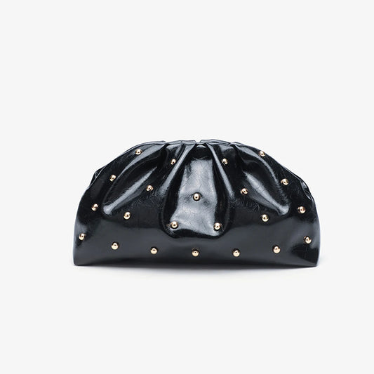 Pochette froncée noire à finition vernie, vue de face