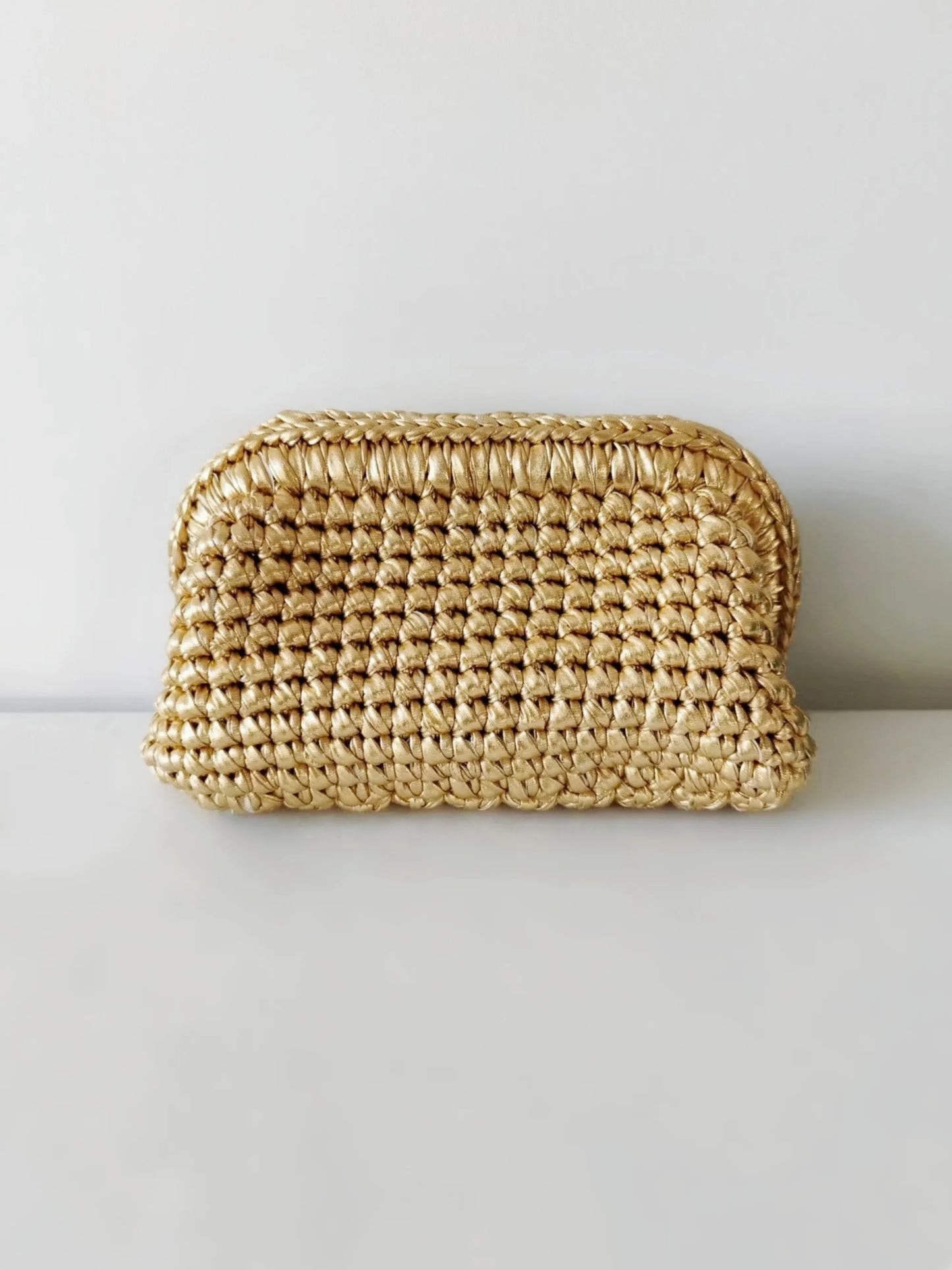 pochette en crochet doré