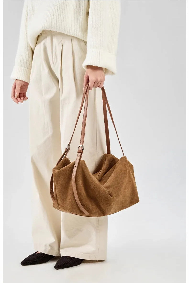 Sac cabas en daim camel porté par une femme