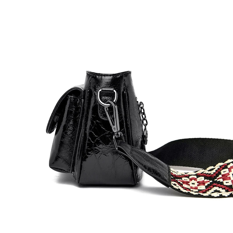 Profil du sac métallisé noir avec sa poche avant