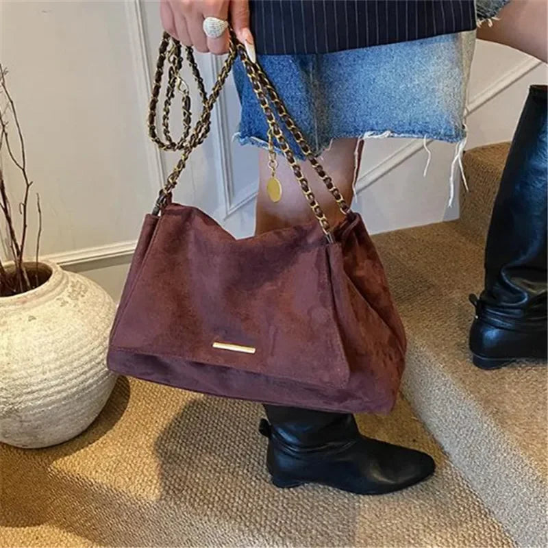 Sac bandoulière façon daim marron chocolat avec sa chaîne dorée