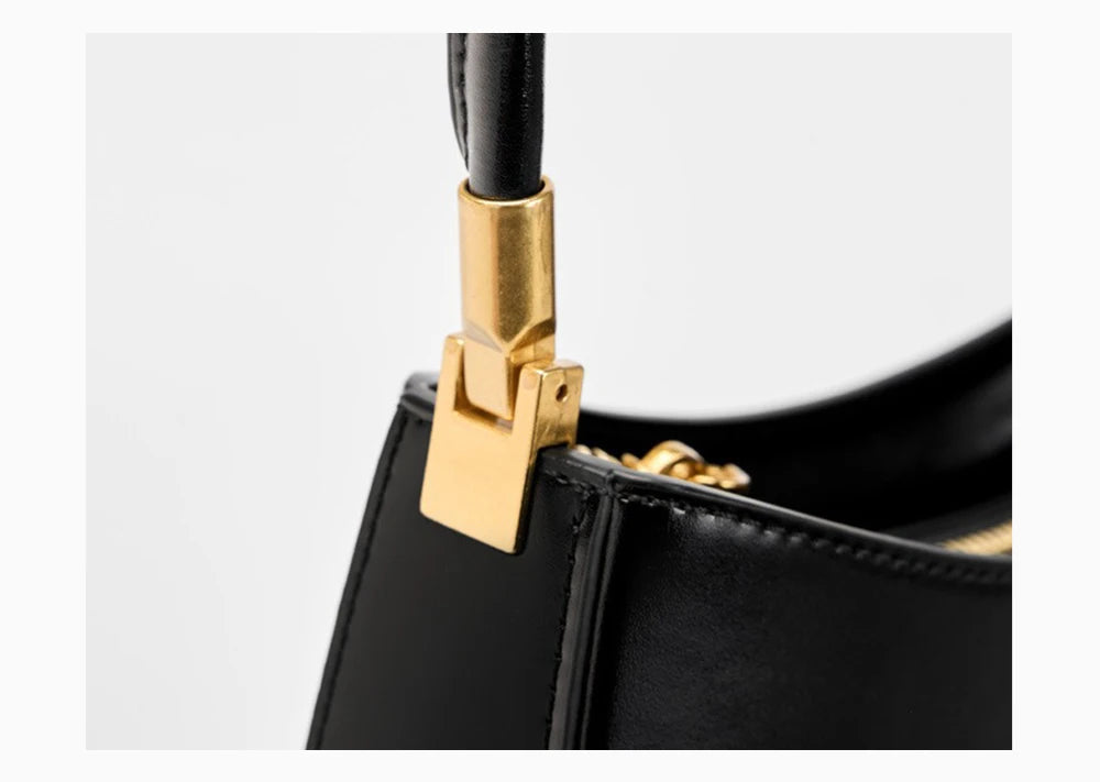 sac a main en cuir noir details dore