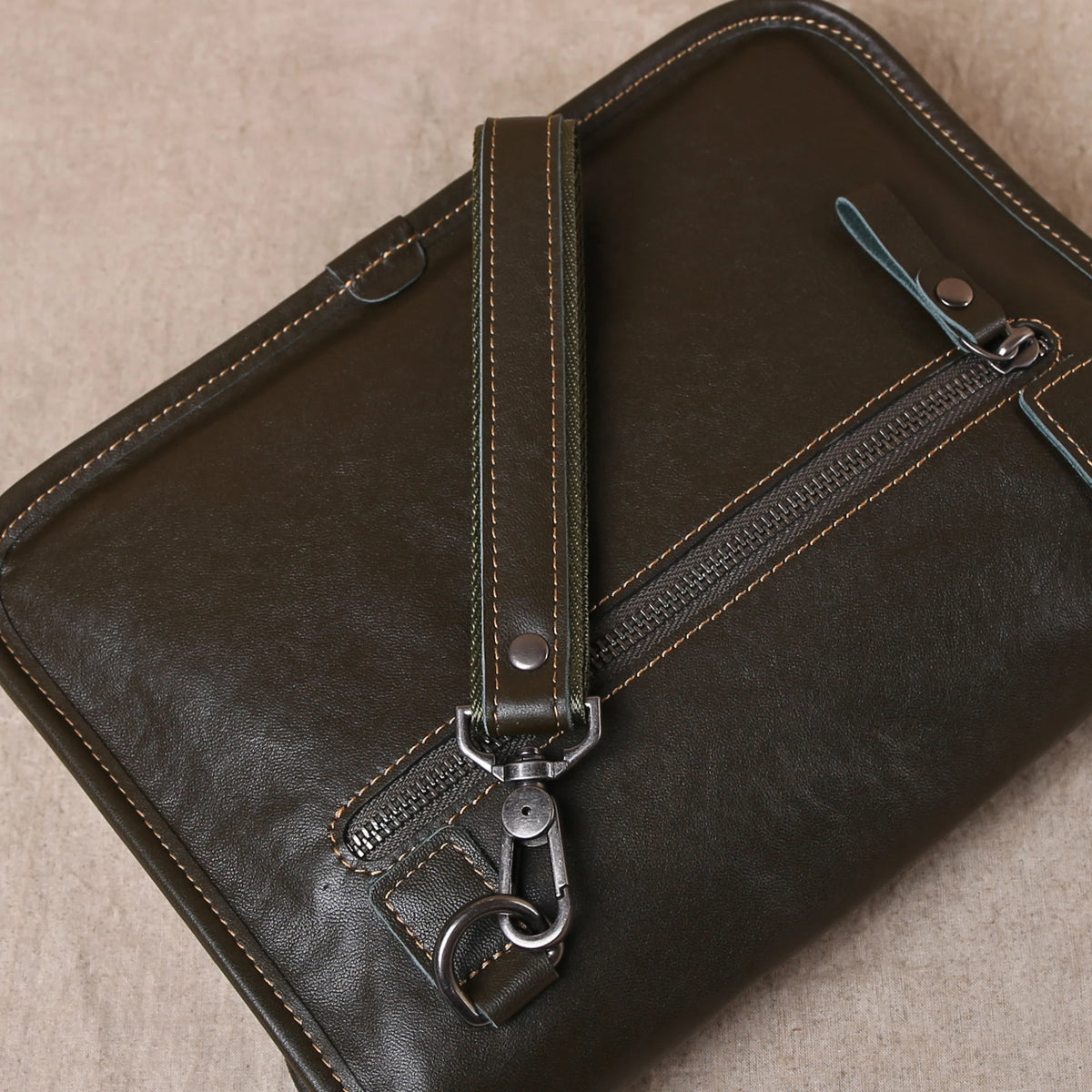 details dos de pochette homme cuir bandouliere