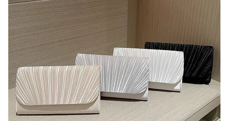 Pochette femme en satin plissé dans ses quatre coloris