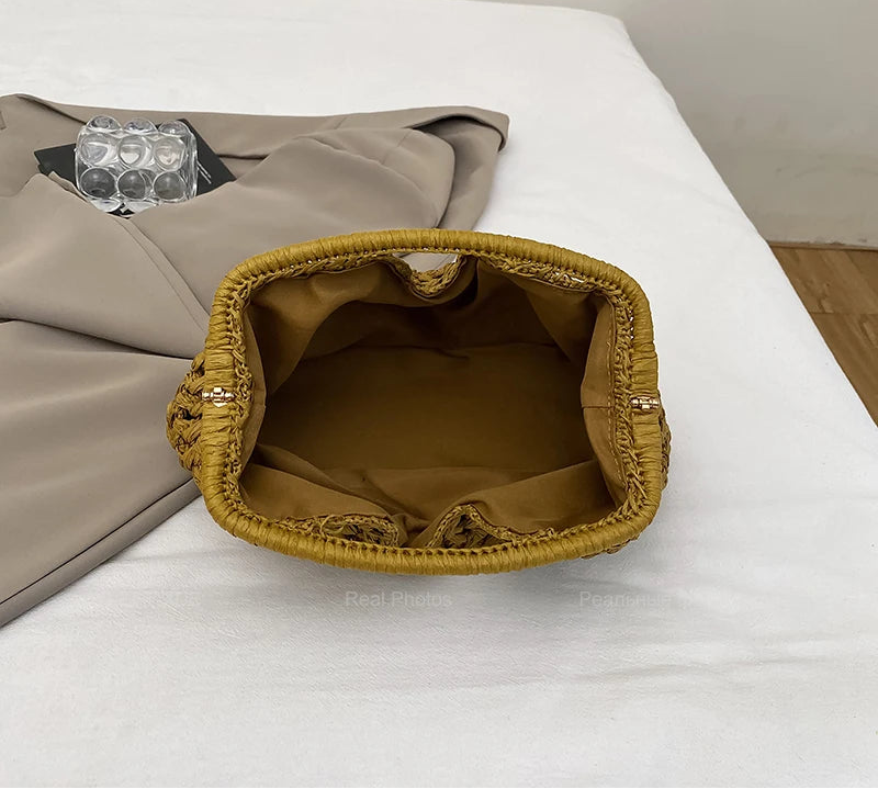 interieur du pochette en paille chic marron