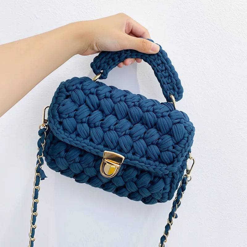 petit sac a main au crochet bleu