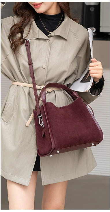 Sac à main daim femme coloris bordeaux porte croise