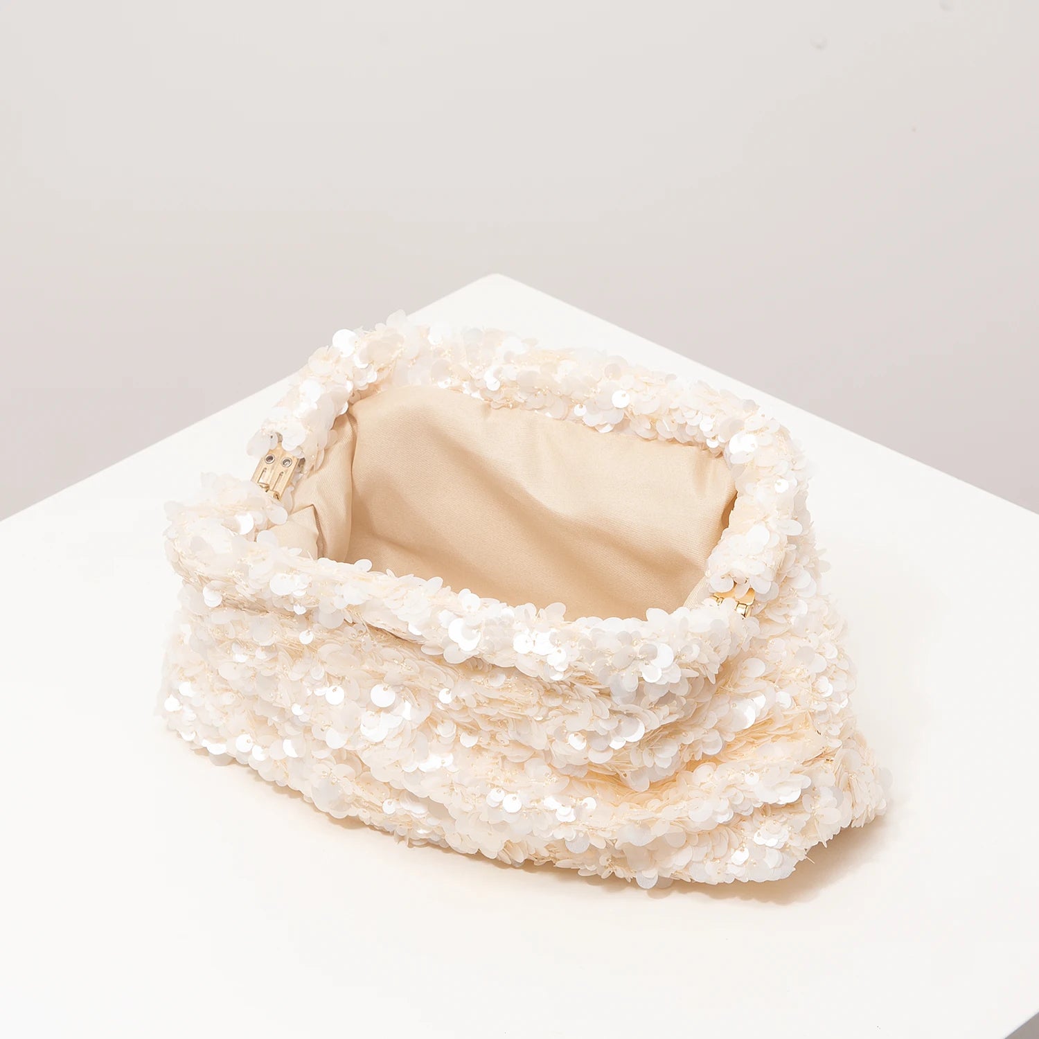 interieur de la pochette de soiree beige