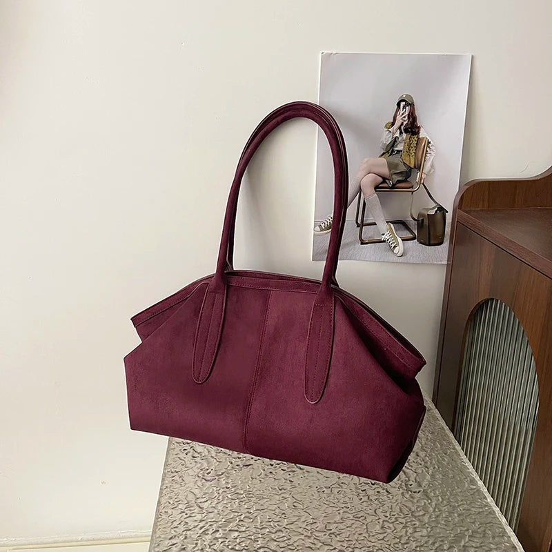 Sac en suédine bordeaux à la forme souple et arrondie