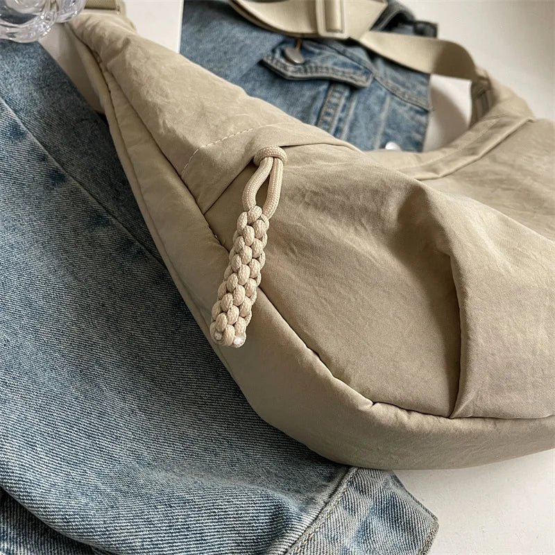 détails avec sac banane oversize femme