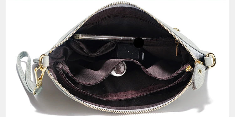 Intérieur et poches zippées de la petite pochette en cuir