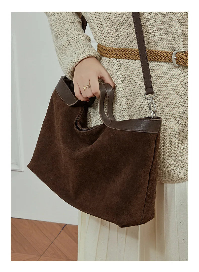 Femme portant le grand sac en daim café en bandoulière