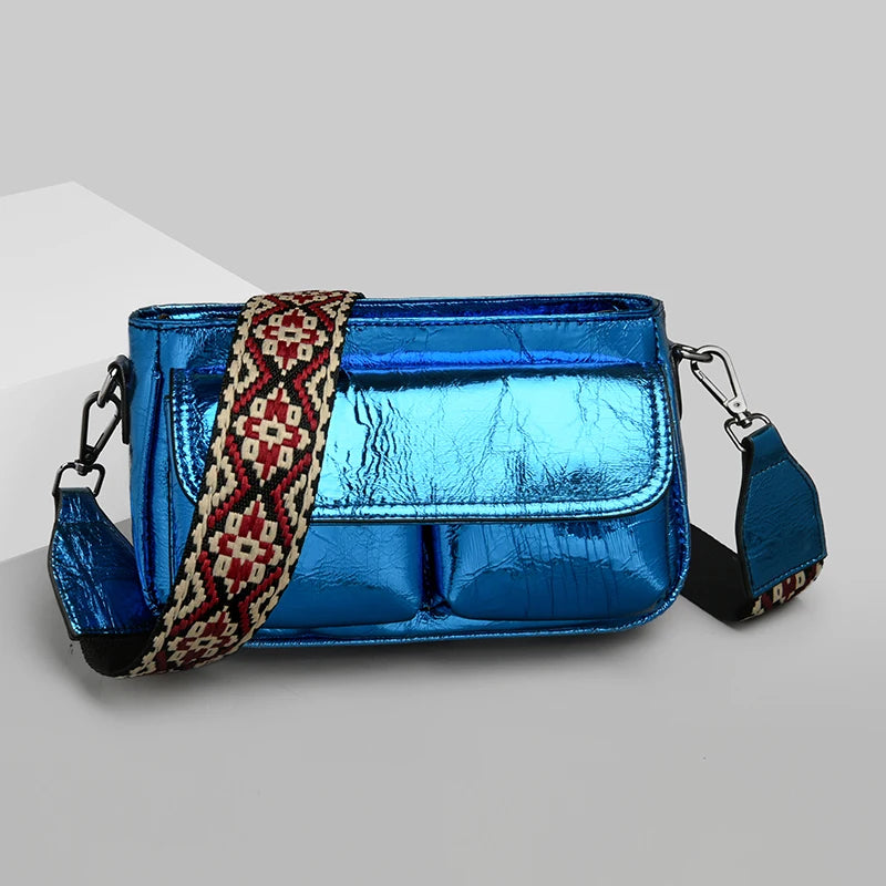 Sac métallisé bleu électrique avec sangle tissée à motifs