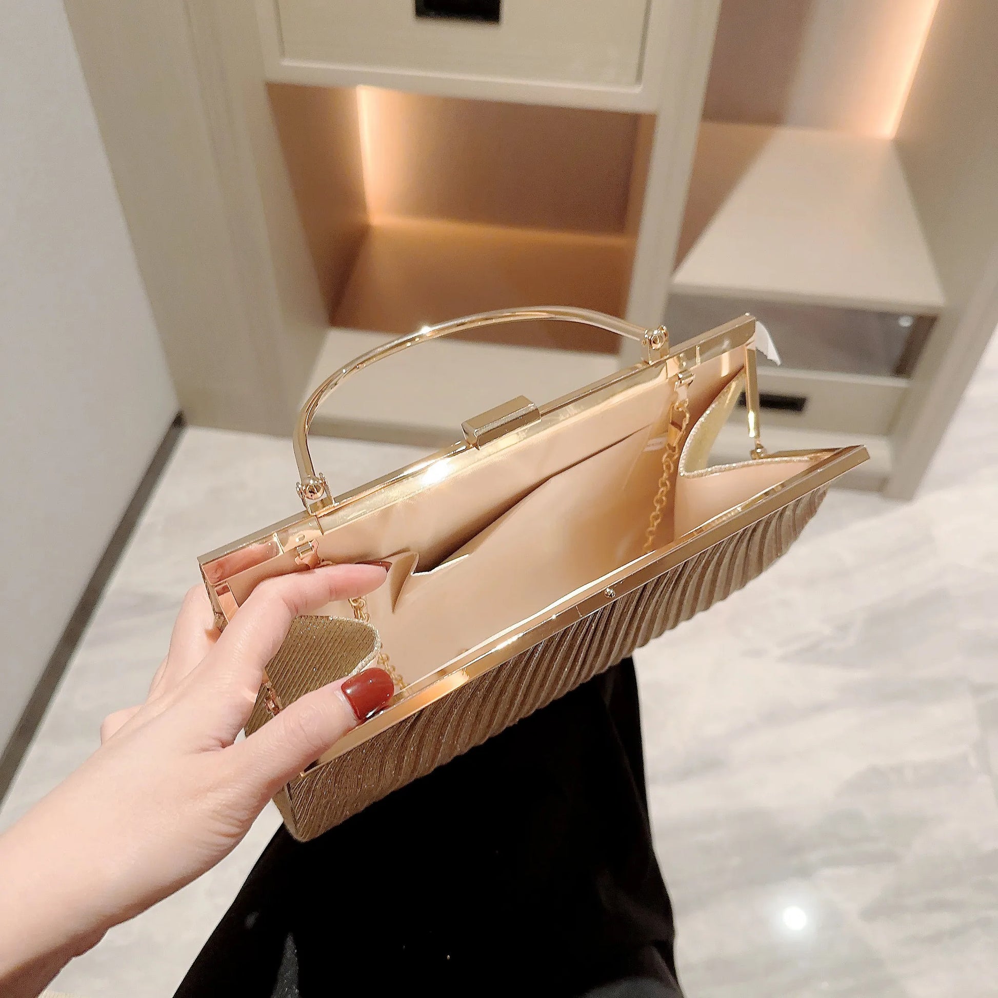 sac a main de soiree champagne interieur