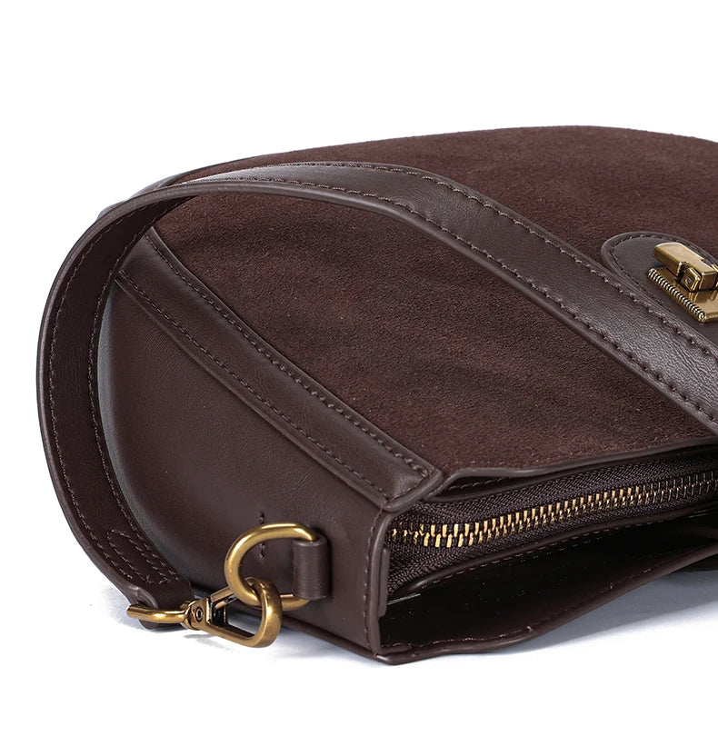 details du sac bandouliere en daim noir