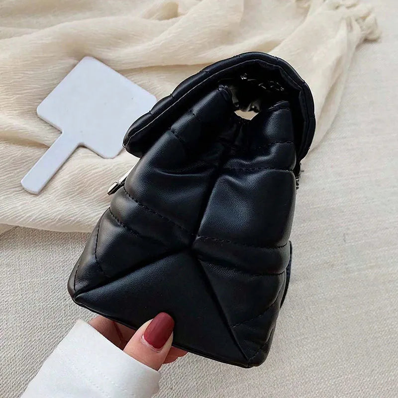 details du sac a main matelasse noir