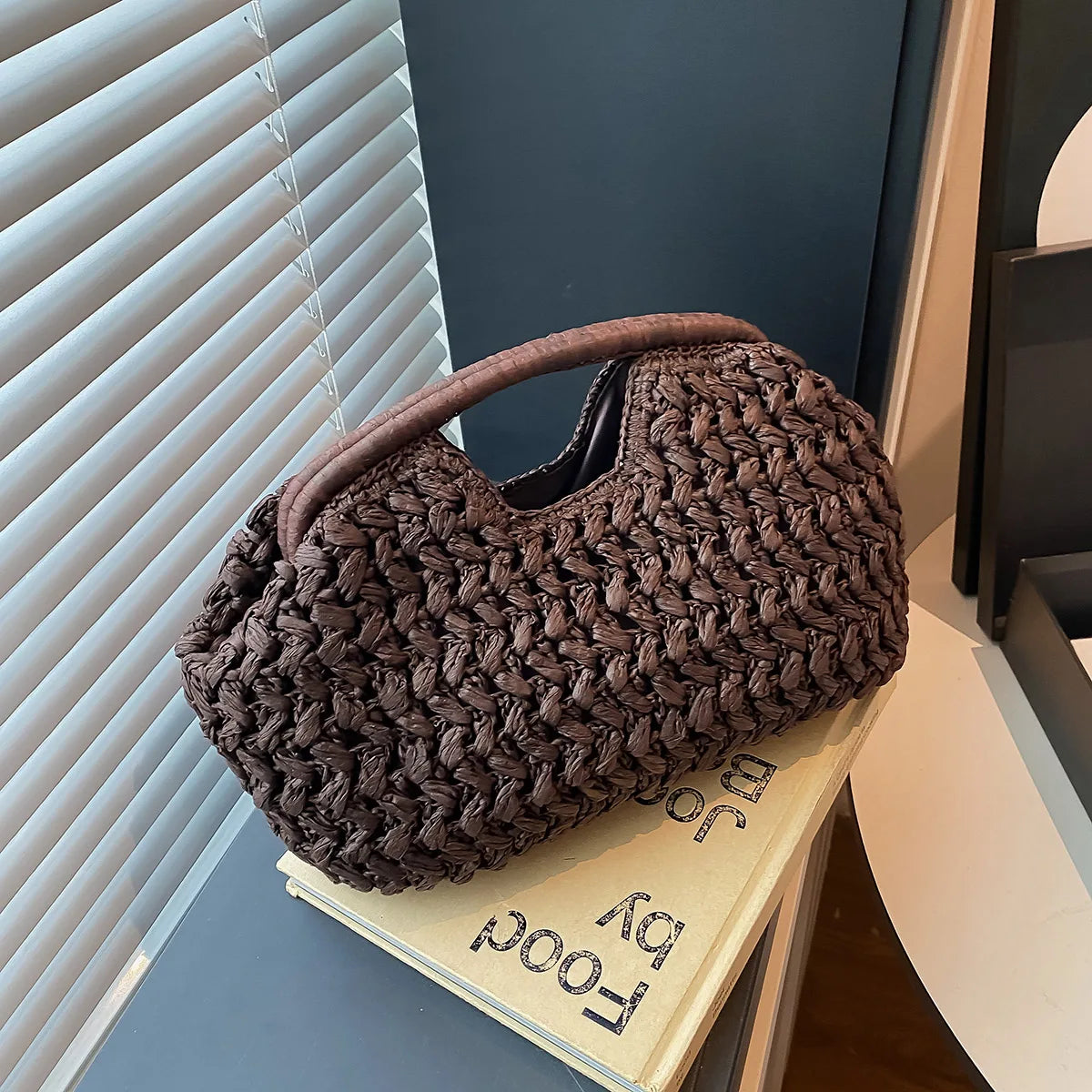 pochette marron en paille tressé