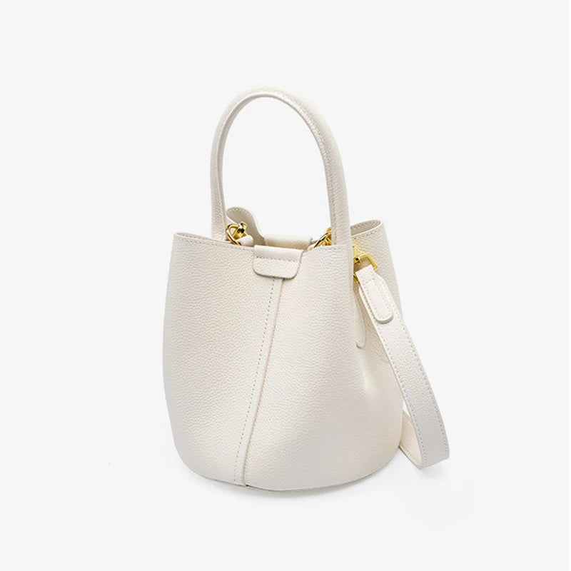 sac en cuir de forme seau blanc