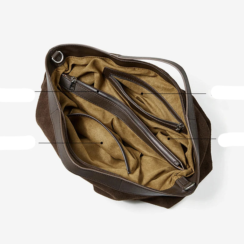 Intérieur doublé du grand sac en daim avec poches zippées