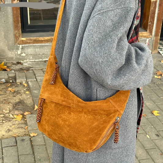 besace en faux daim camel