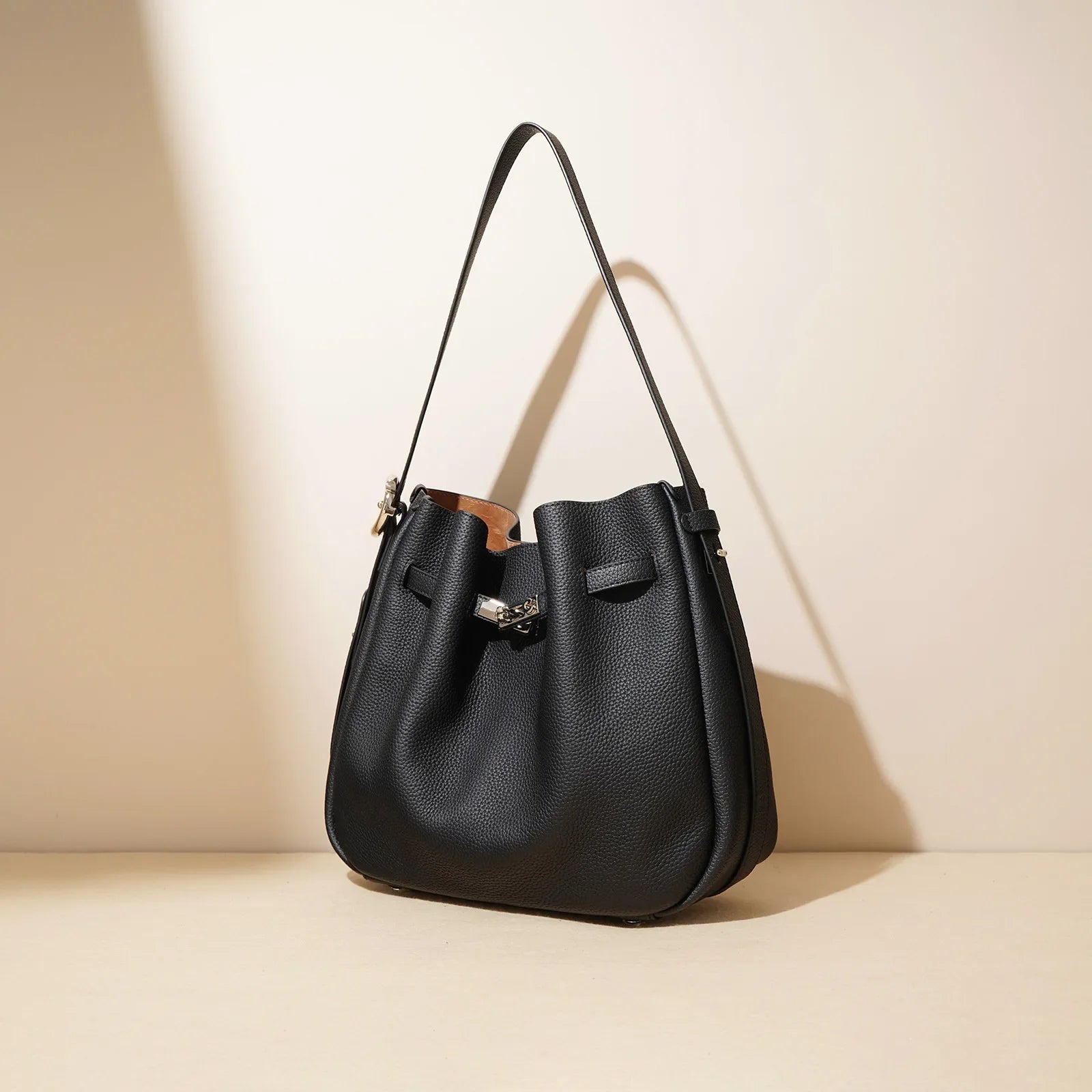 grand sac a main noir en cuir graine